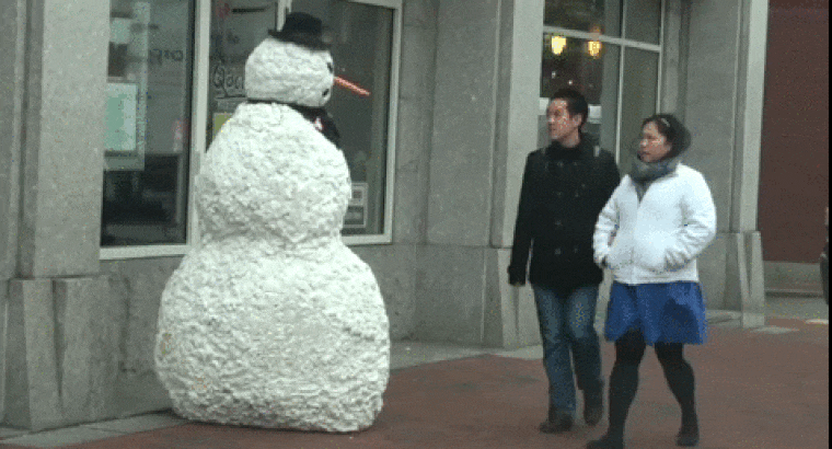 Horror-hóember terrorizálja az embereket az utcán