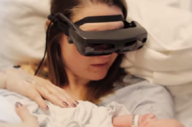 A vak anya először látja a babáját egy speciális szemüveg segítségével