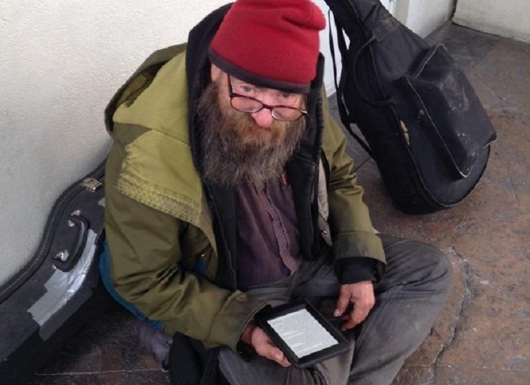 Egy srác látta, hogy ez a hajléktalan ugyanazt az egy könyvet olvassa újra és újra, ezért adott neki egy e-book olvasót 300 könyvvel