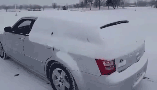 Beborította a hó a kocsid? Semmi gond, tekerd fel a hangerőt