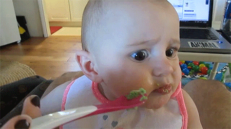 Ez a kislány először próbálja az avokádót