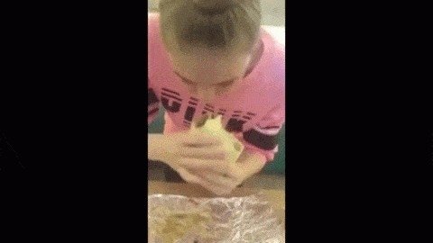 Ez a vékony lány 1 perc 44 másodperc alatt evett meg egy 1 kilós burritót