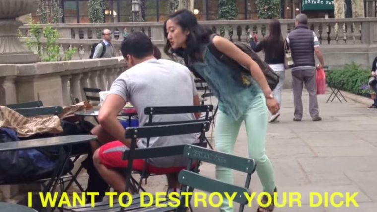 Két New York-i lány felháborító dolgokat suttogott férfiak fülébe