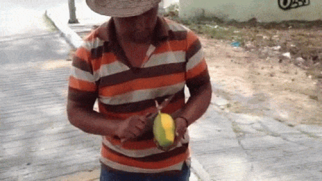 Ha neked is ragacsos lesz a kezed mindig, amikor mangót hámozol, és javítani szeretnél ezen, akkor neked szól ez a videó