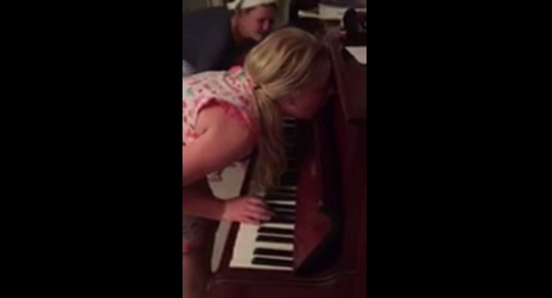 Zongorázik az alvajáró kislány