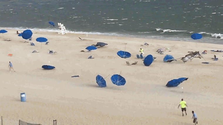 Végre kiderült, mi történik, ha minden ember hazament a strandról: A napernyők táncolni kezdenek
