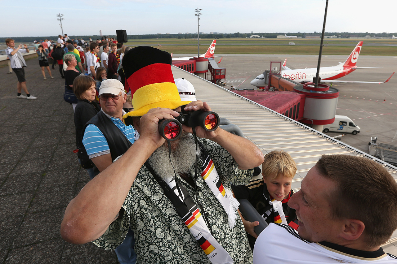 A National Elf gépét a Tegel reptéren is ezrek várták. AFP PHOTO / ADAM BERRY