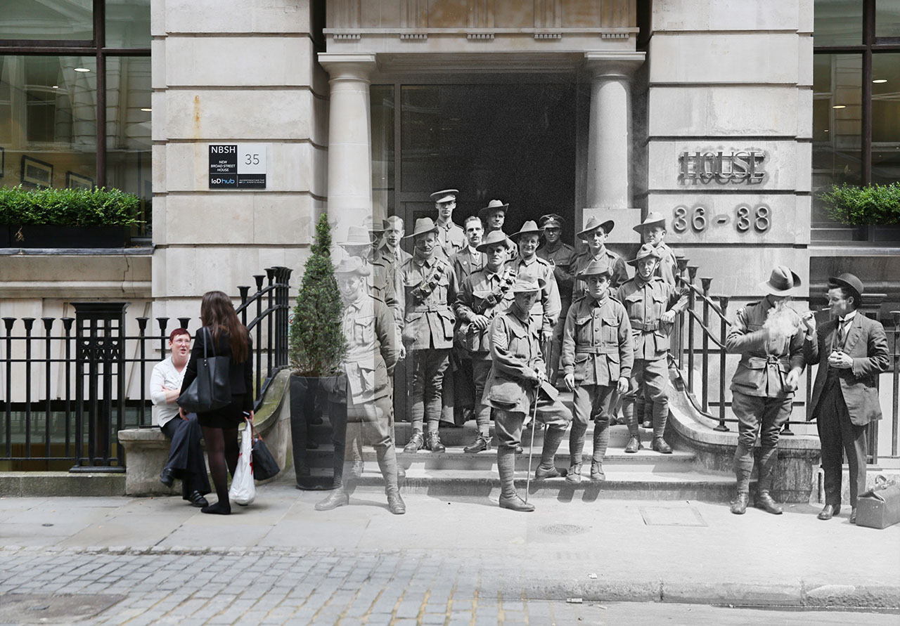 Ausztrál katonák a londoni Egyiptom háznál a New Board utcán.