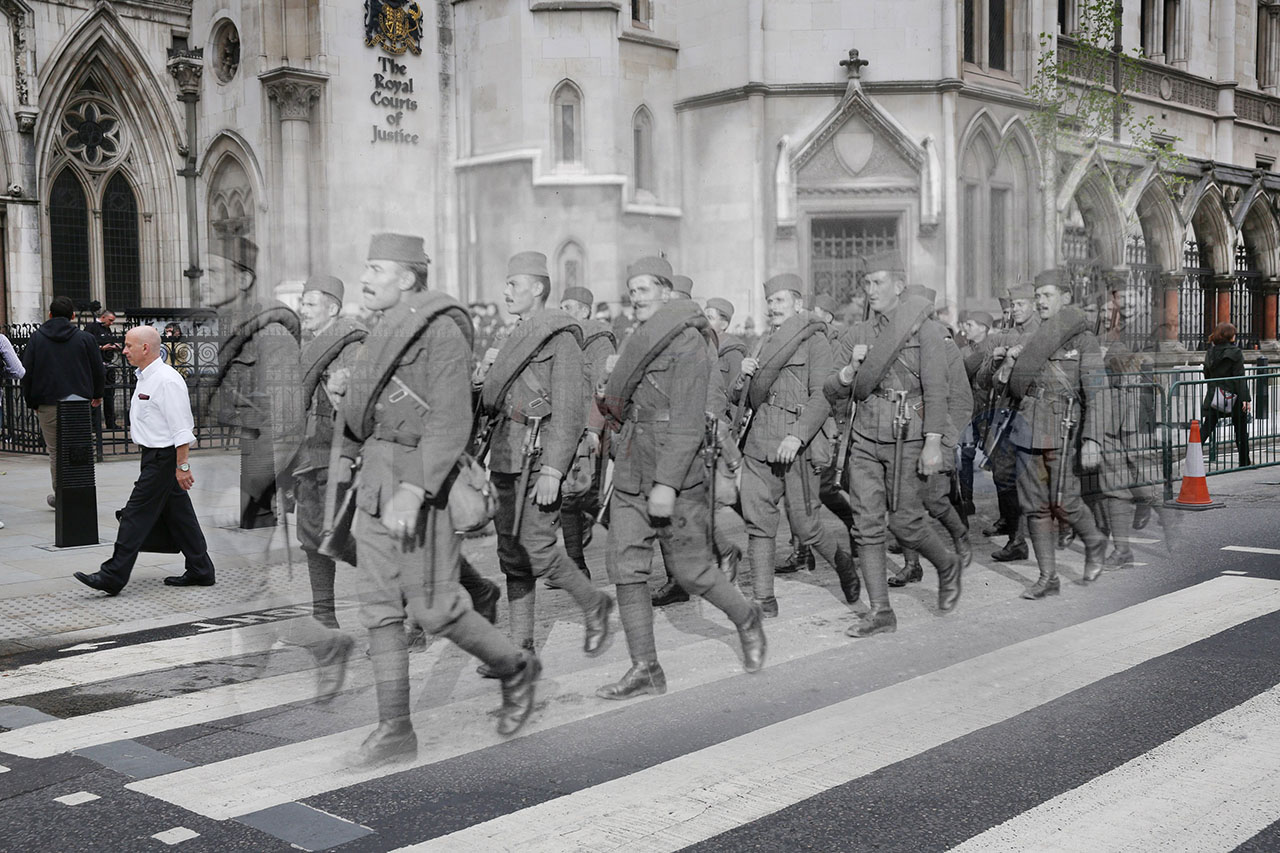 Száz éve, 1914. július 28-án kezdődött az első világháború. Peter Macdiarmid a Getty Images fotósa akkori képek helyszíneit kereste fel újra és illesztette össze a régi és az új képet. A képen szerb katonák vonulnak fel az első  világháború vége felé Londonban.