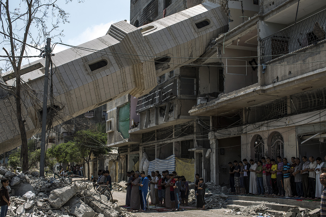 A lerombolt Al-Susi mecset minarete alatt imádkoznak pénteken. Dan Kitwood/Getty Images