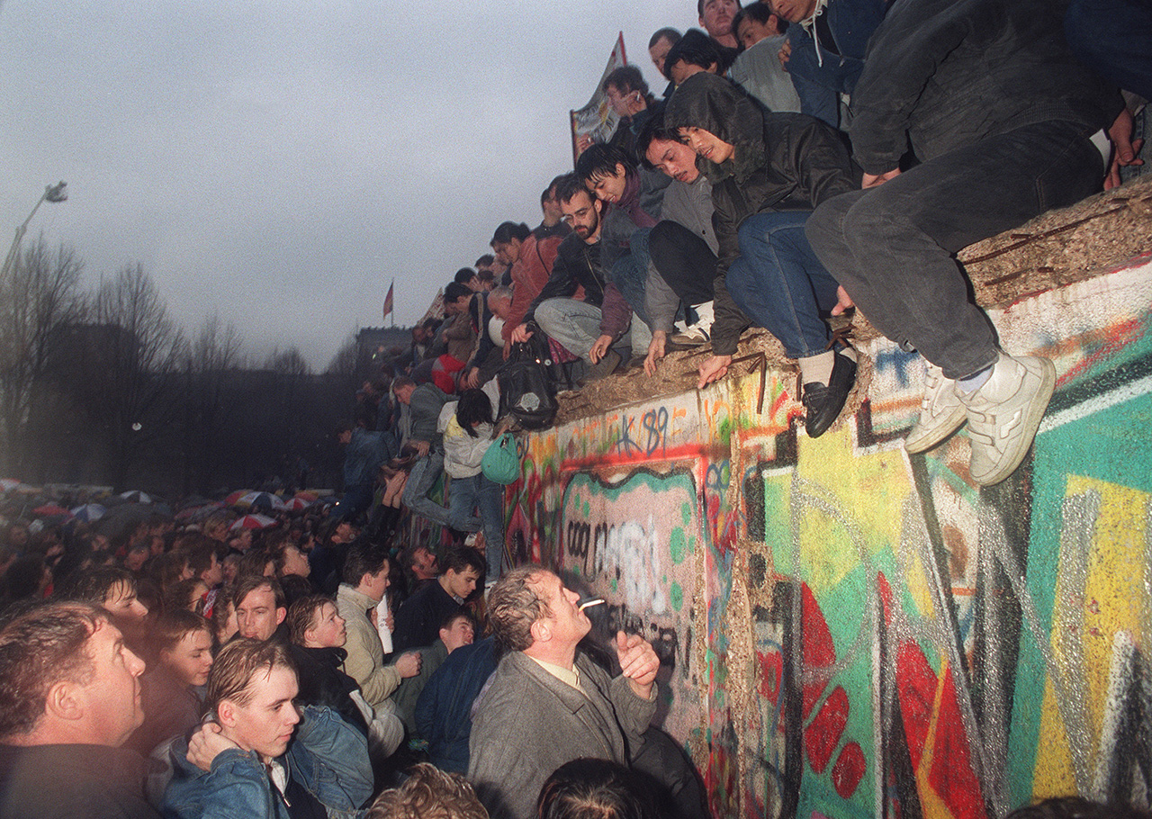 People from East Germany greet citizens of West Germany at the Brandenburg Gate in Berlin 22 December 1989. On November 09, Gunter Schabowski, the East Berlin Communist party boss, declared that starting from midnight, East Germans would be free to leave the country, without permission, at any point along the border, including the crossing-points through the Wall in Berlin. The Berlin concrete wall was built by the East German government in August 1961 to seal off East Berlin from the part of the city occupied by the three main Western powers to prevent mass illegal immigration to the West. According to the "August 13 Association" which specialises in the history of the Berlin Wall, at least 938 people - 255 in Berlin alone - died, shot by East German border guards, attempting to flee to West Berlin or West Germany.