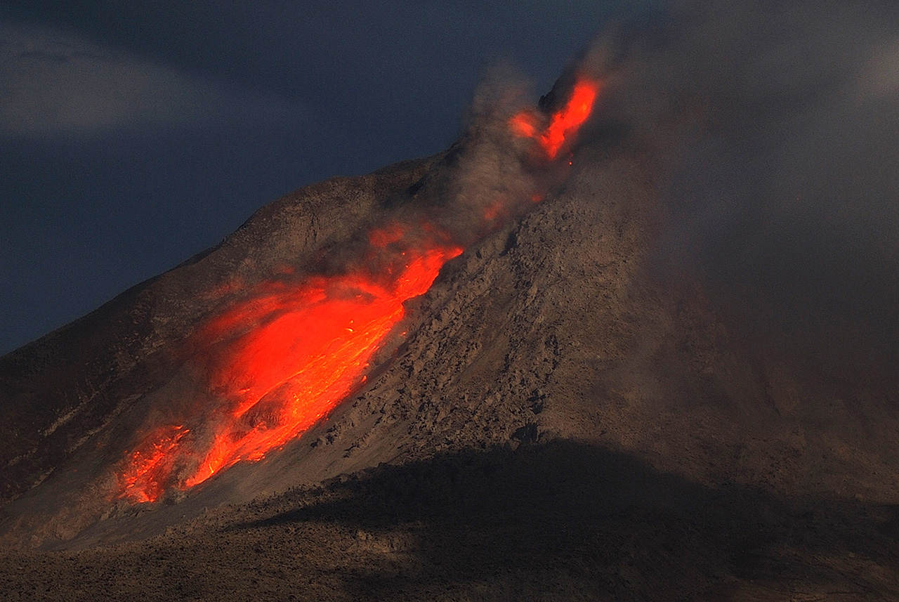 Ha három képet néz meg a Sinabung vulkán lávafolyamáról, akkor