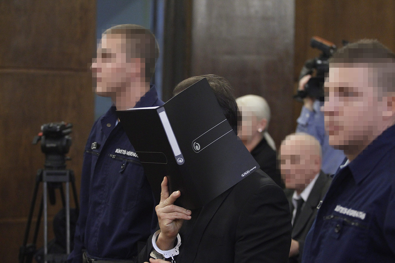Vizoviczki egy mappa mögé bújt a bíróságon