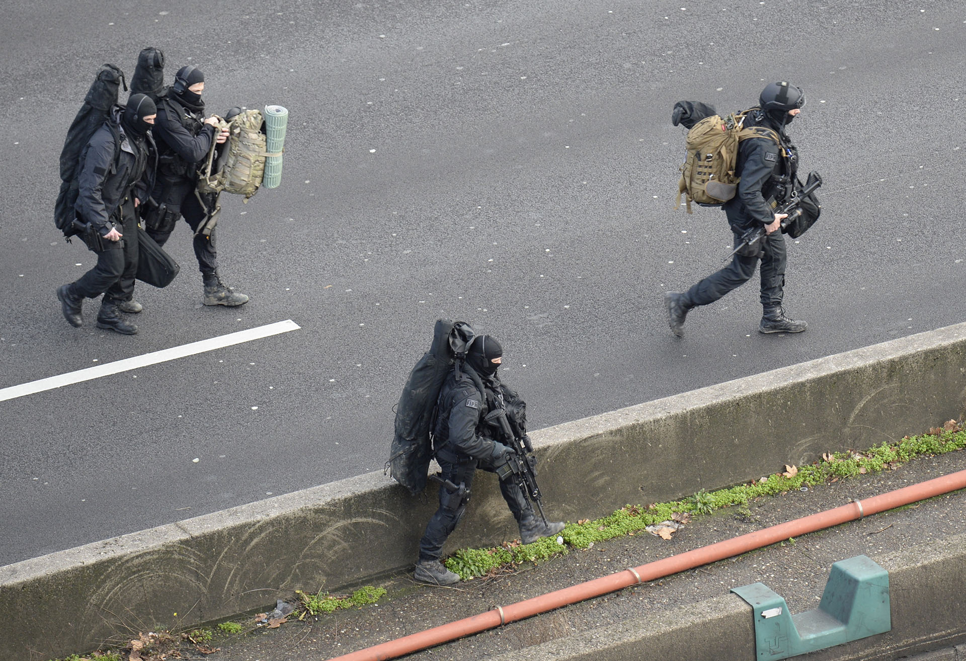 A francia rendőrség különleges alakulata, a RAID a párizsi Porte de Vincennes közelében, ahol Coulibaly túszokat ejtett a zsidó negyedben. AFP PHOTO / ERIC FEFERBERG