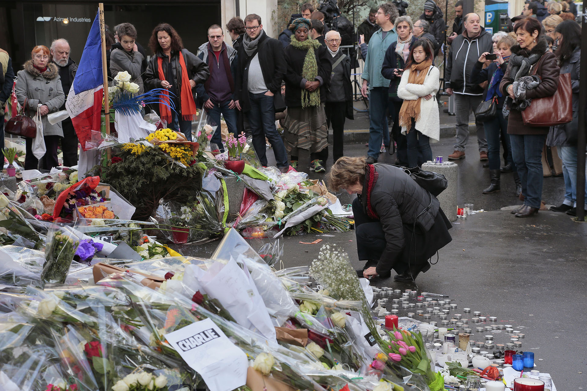 Részvétnyilvánítók a Charlie Hebdo szerkesztőségénél. AFP PHOTO / JACQUES DEMARTHON