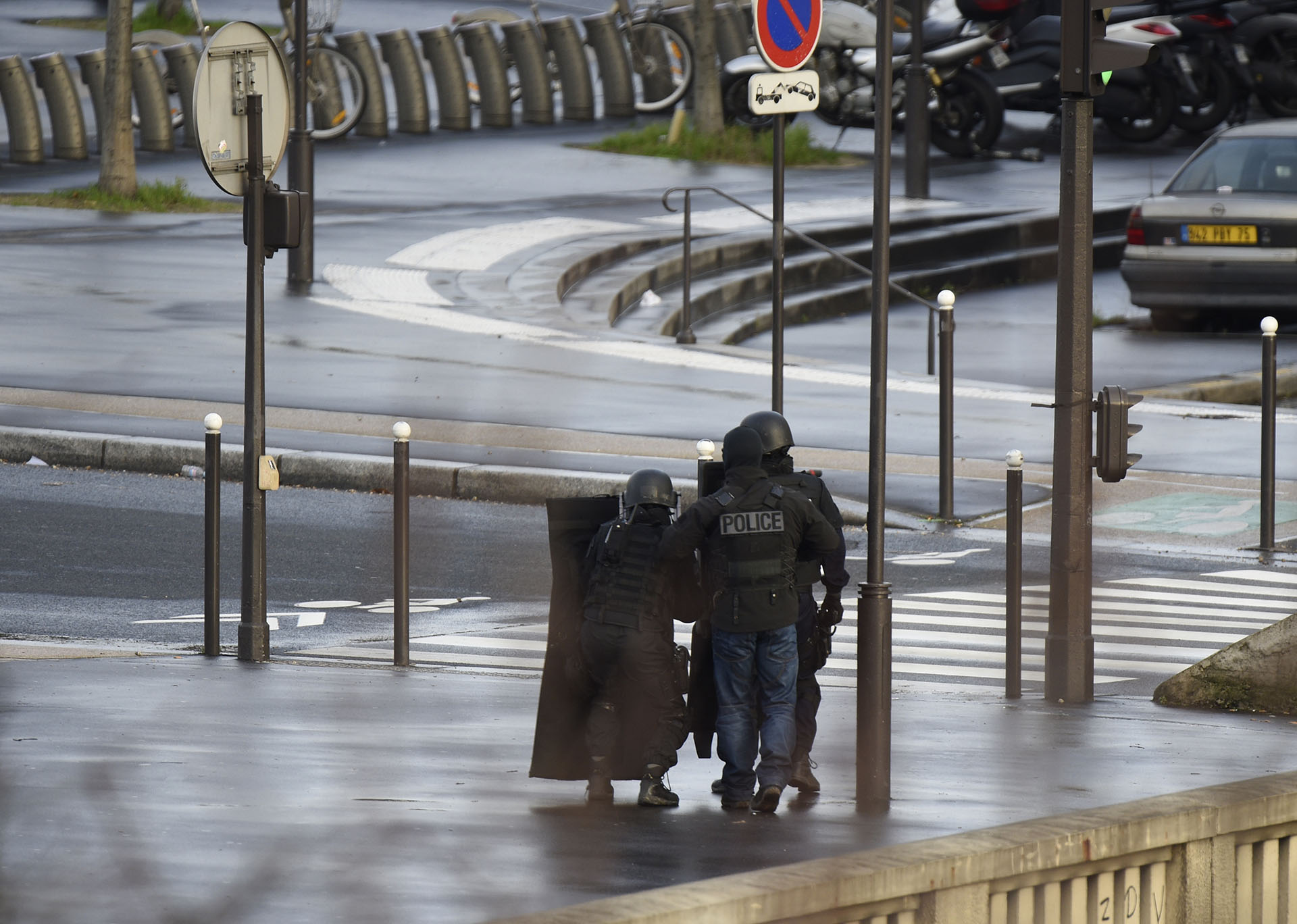 A túszejtő felé araszoló rendőrök a Porte de Vincennes közelében AFP PHOTO / MARTIN BUREAU