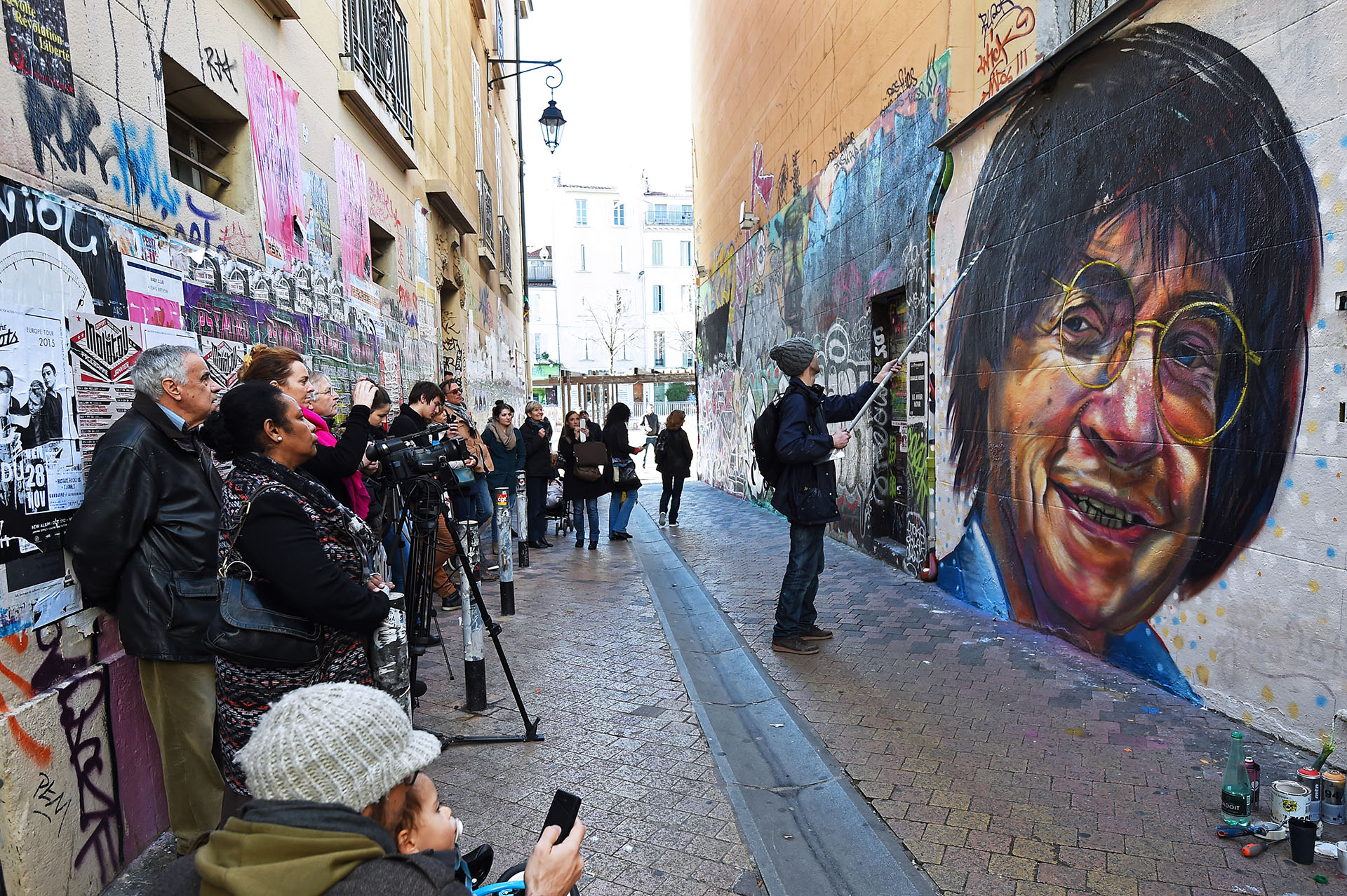 Egy Julien művésznévre hallgató street artista festi Jean Cabut, a híres és meggyilkolt francia rajzoló, Cabu portréját egy párizsi falra. AFP PHOTO / ANNE-CHRISTINE POUJOULAT