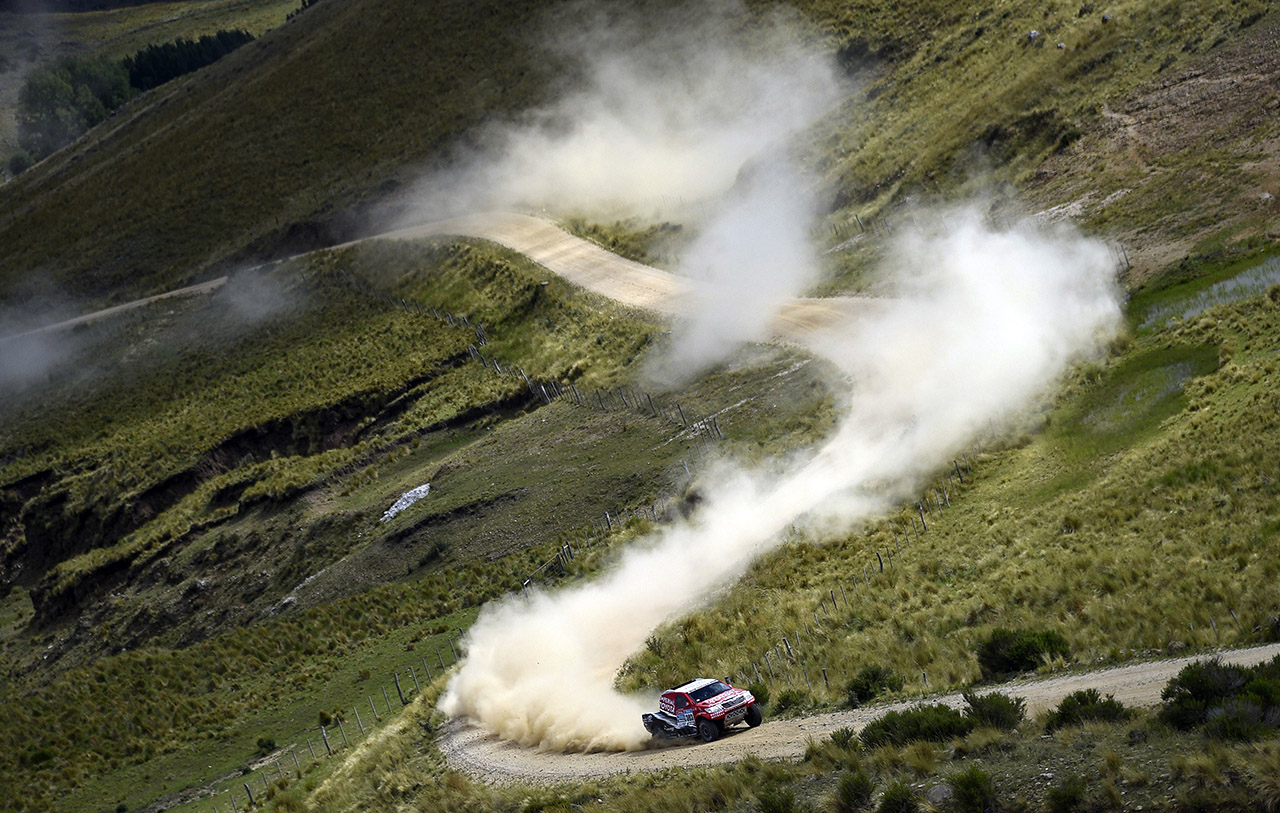 Giniel De Villers Toyotájával a második szakaszon, Carlos Paz és San Juan között, Argentínában.  AFP PHOTO / FRANCK FIFE