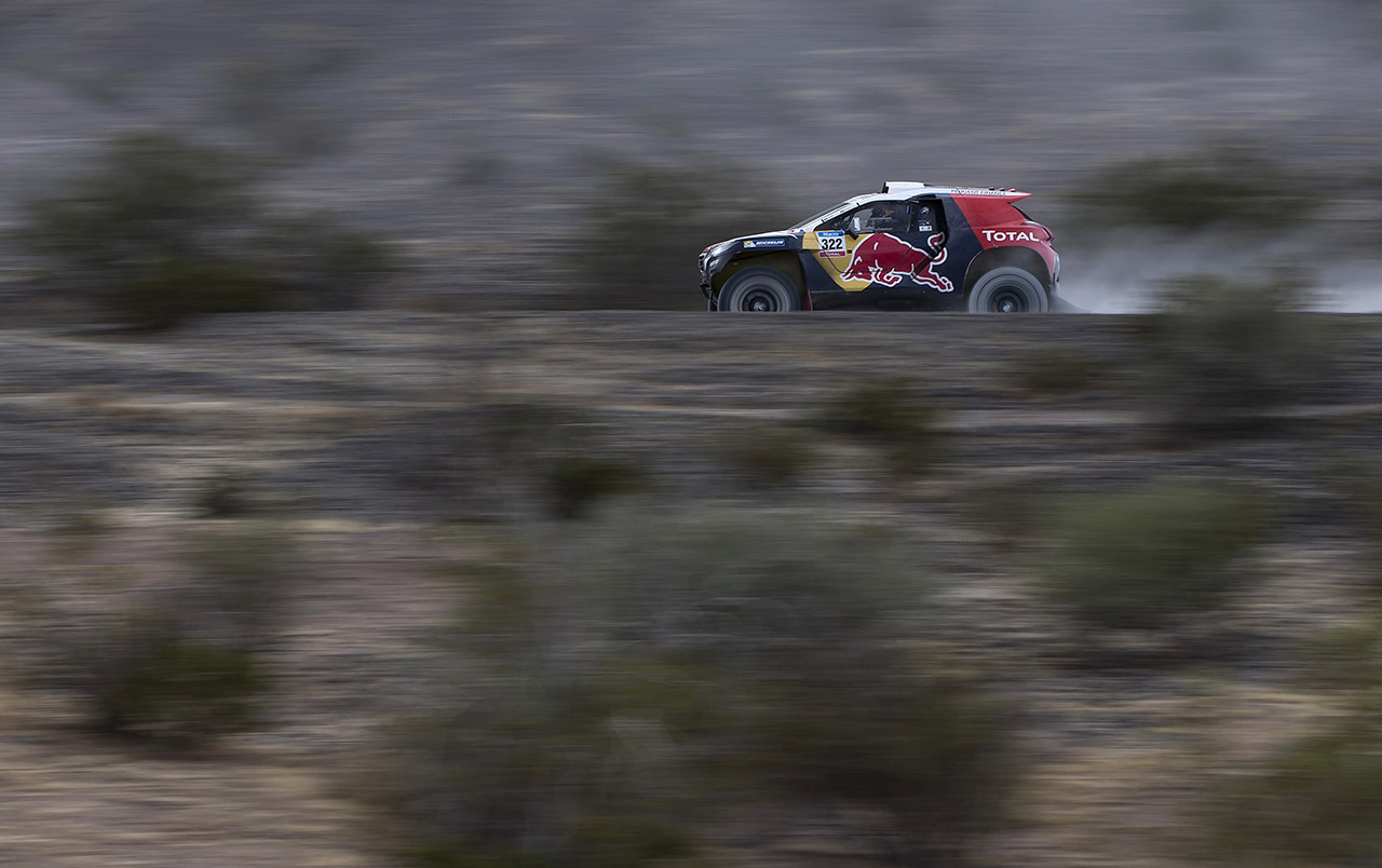 A Peugeot versenyzője Cyrill Despres, San Juan és Chilecito közti harmadik szakaszon Argentínában.    AFP PHOTO / FELIPE DANA