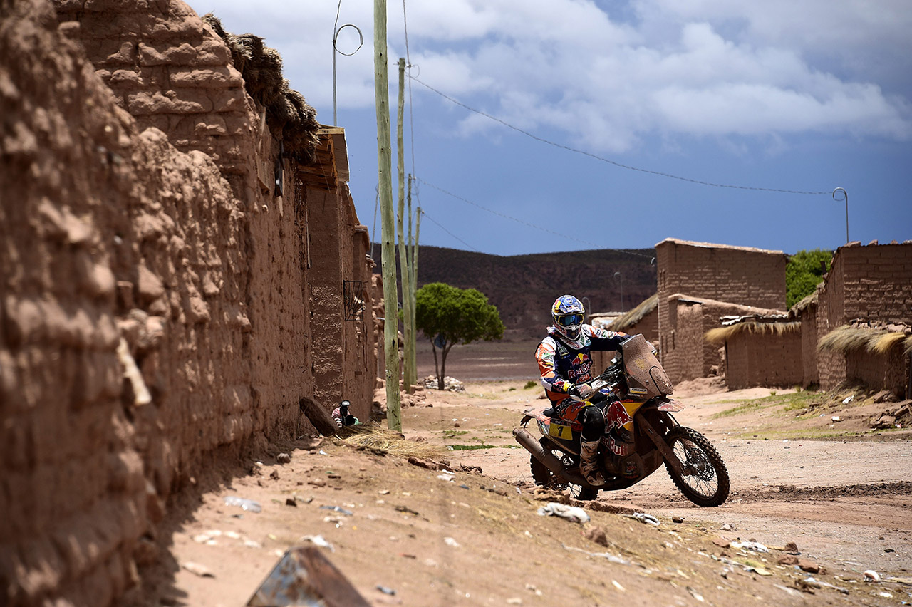 Marc Coma négyszeres Dakar győztes KTM motorján.  AFP PHOTO / FRANCK FIFE