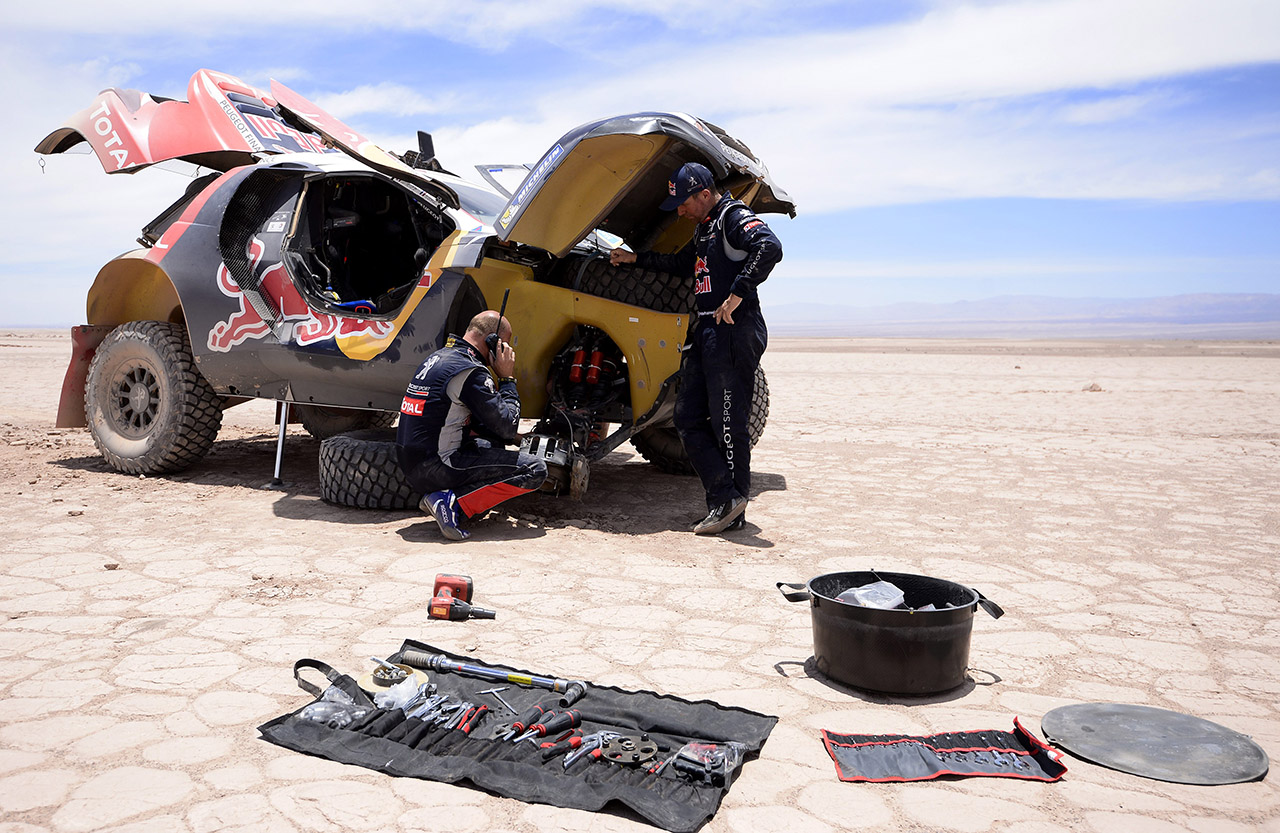 Stephane Peterhansel és navigátora, Jean Paul Cottret Karginov szerelik autójukat Chilében, az Iquique és Calama közti szakaszon. AFP PHOTO / FRANCK FIFE