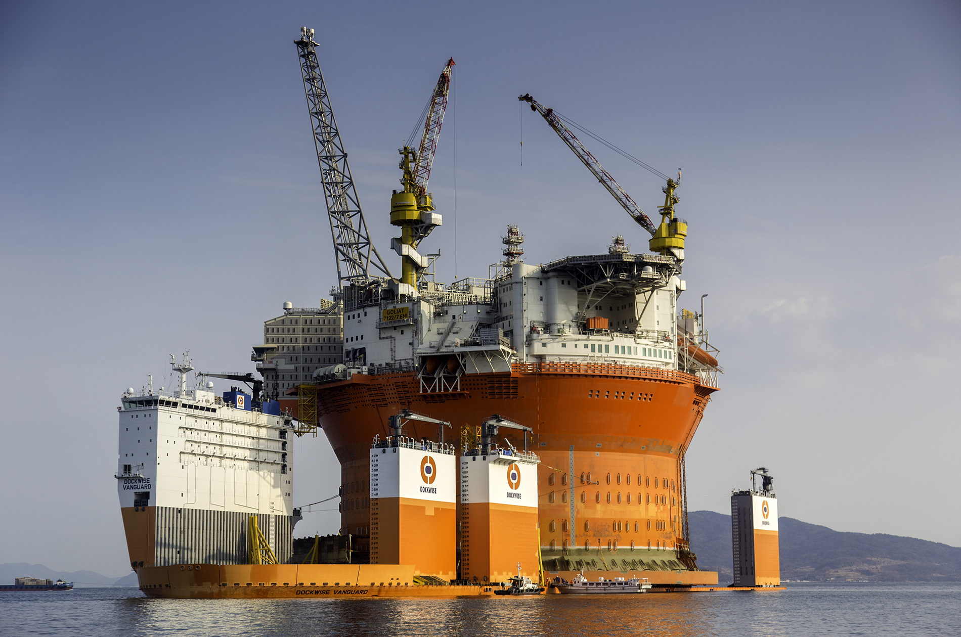 Így néz ki a világ legnagyobb fúrótornya, amint a világ legnagyobb szállítóhajójára teszik