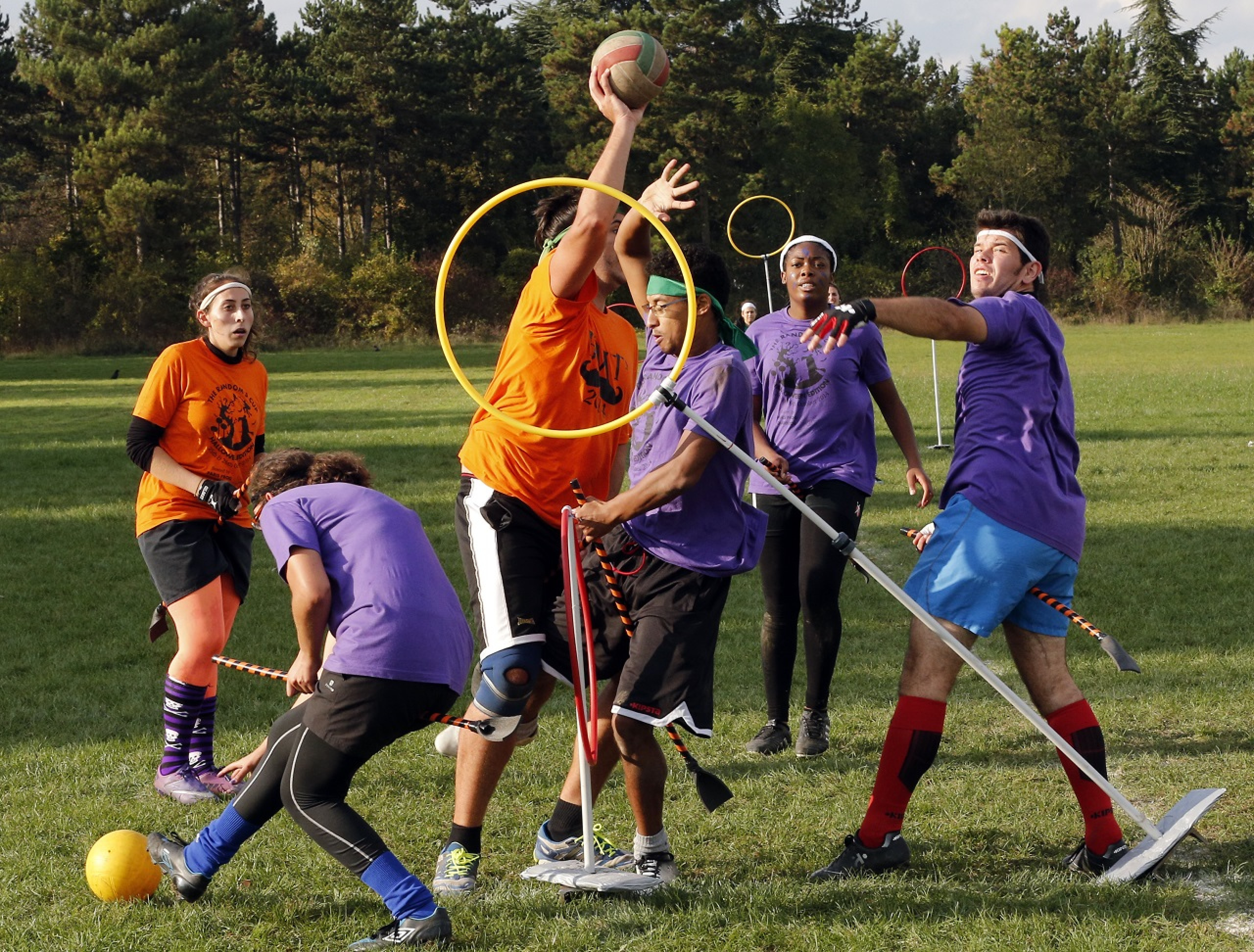 Квоффл бладжер и снитч. Квиддич охотник. Квиддич поттер. Harry potter квиддич. Квиддич бладжер.