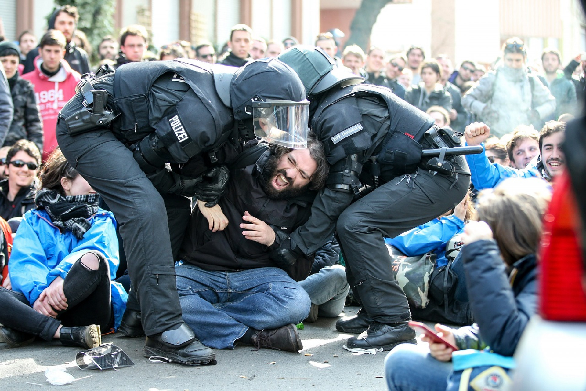 Политическое насилие. Протесты. Толпа демонстрантов. Протестные настроения. Протесты фото.