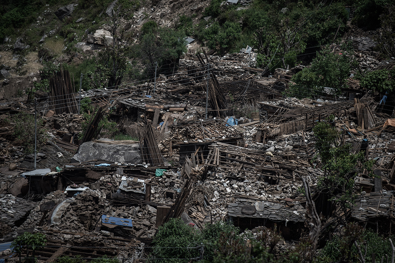 Destroyed houses are seen in the remote Kerauja village in Nepal's Gorkha district on May 6, 2015.  The earthquake that struck Nepal on April 25, 2015, killed more 7,600 people and injured another 16, 390 across the country, according to the Nepal Emergency Operation Centre. AFP PHOTO/Philippe Lopez