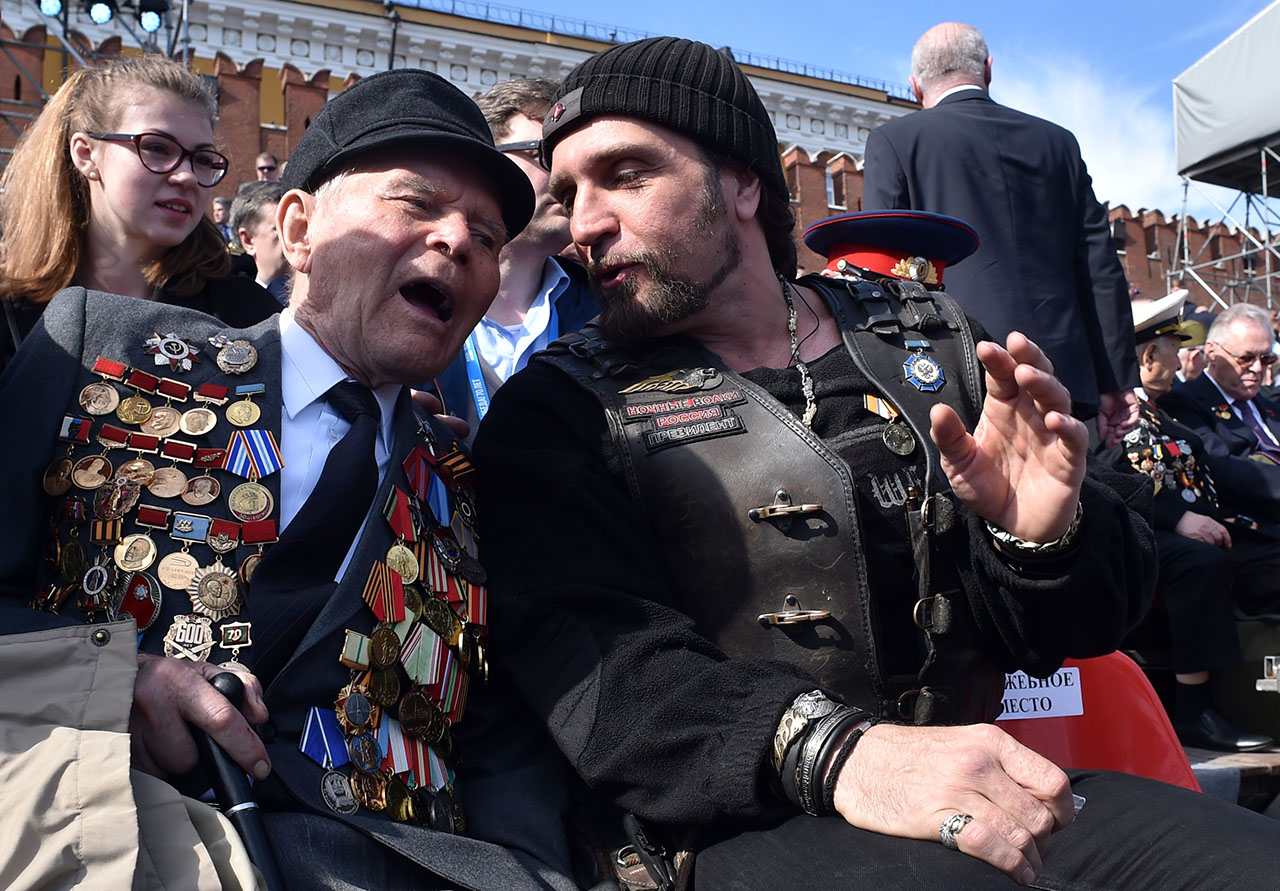 Alekszandr Zaldosztanov, az Éjféli farkasok vezetője beszélget egy veteránnal. (FP PHOTO / KIRILL KUDRYAVTSEV)