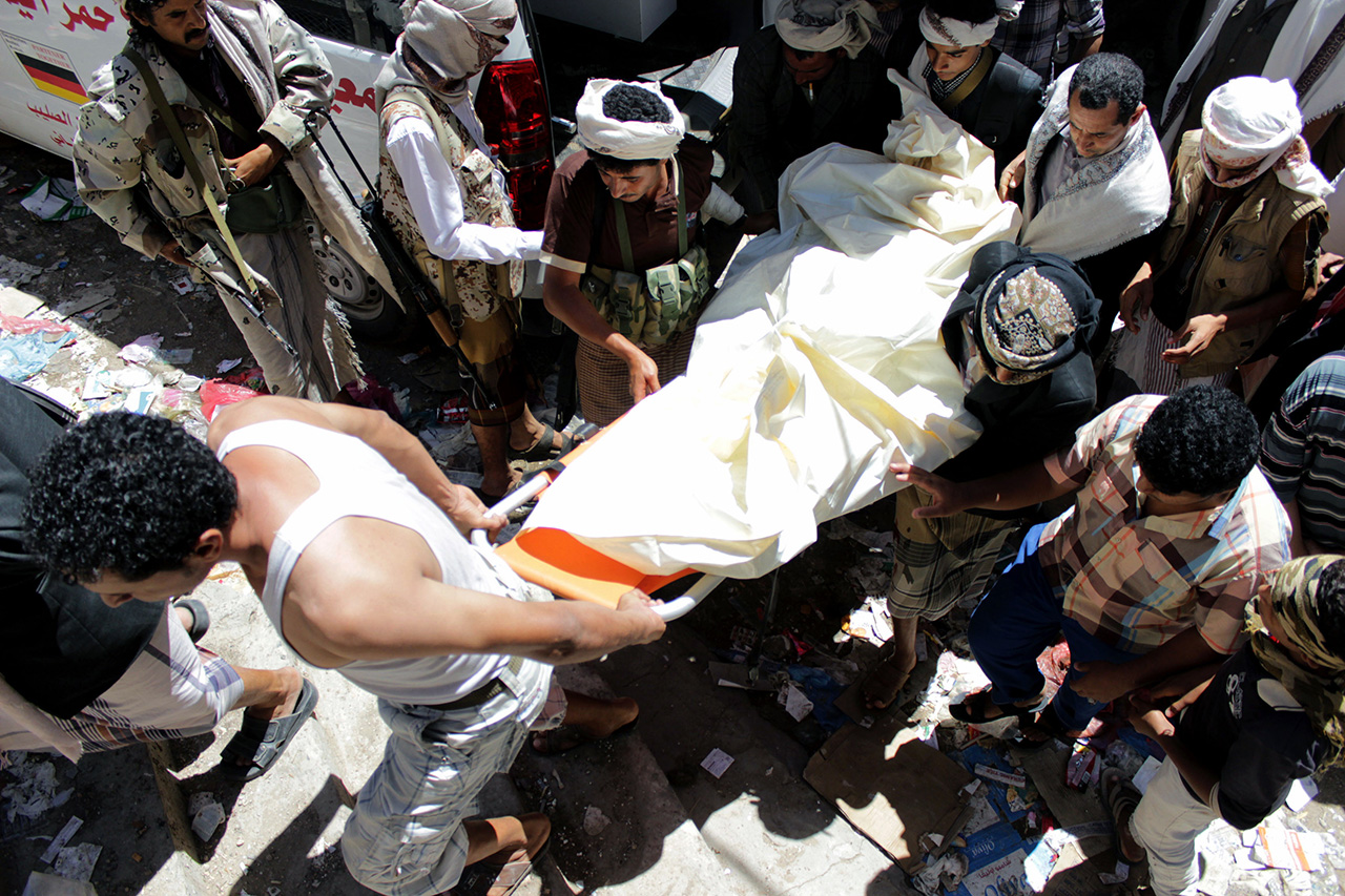 Yemeni tribal gunmen from the Popular Resistance Committees loyal to Yemen's fugitive President Abedrabbo Mansour Hadi carry the body of a fellow comrade who was killed in the southern city of Taez during ongoing clashes with Shiite Huthi rebels on May 6, 2015. US Secretary of State John Kerry said he will discuss with Riyadh a "humanitarian pause" in Saudi-led military operations in Yemen to help aid efforts.   AFP PHOTO / ABDUL RAHMAN ABDALLAH