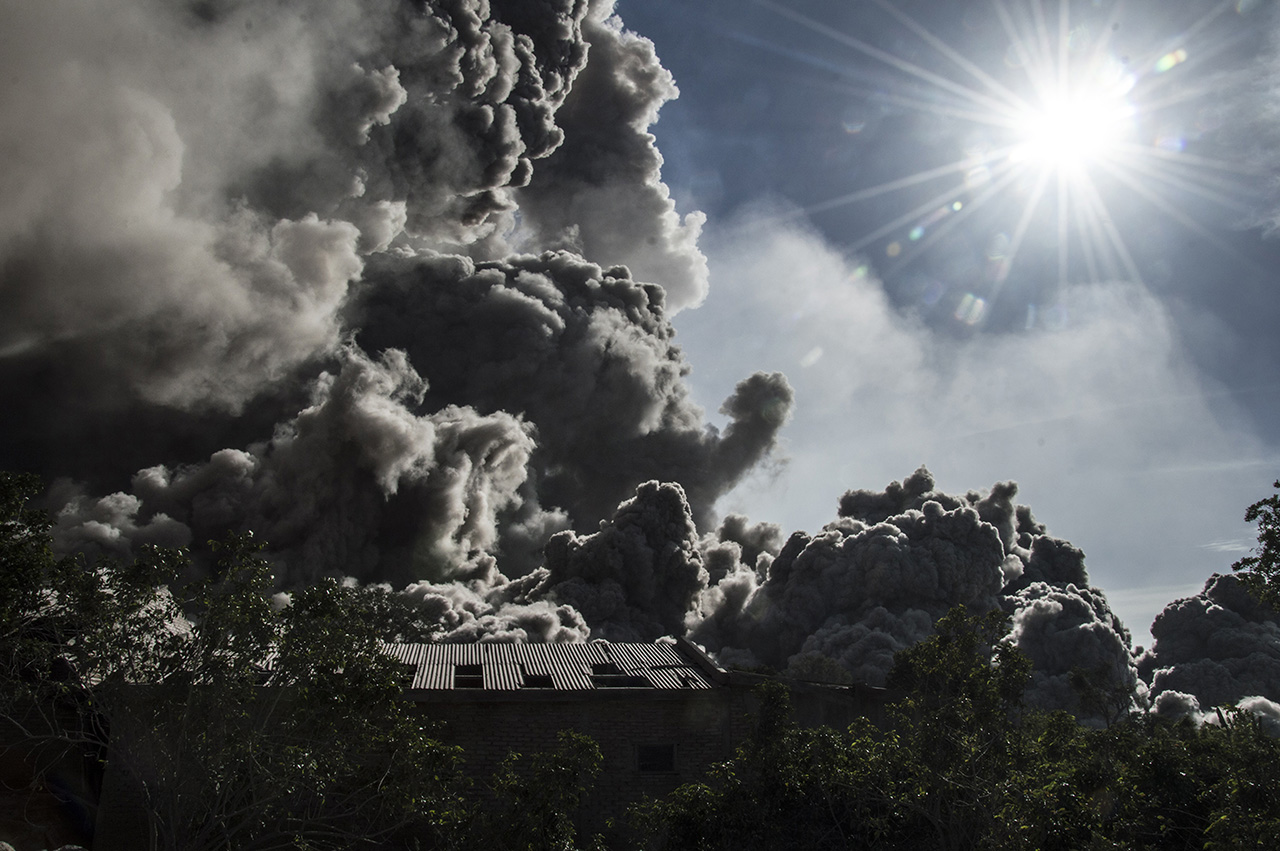 Újra kitört a Sinabung vulkán, tízezer ember telepítenek ki