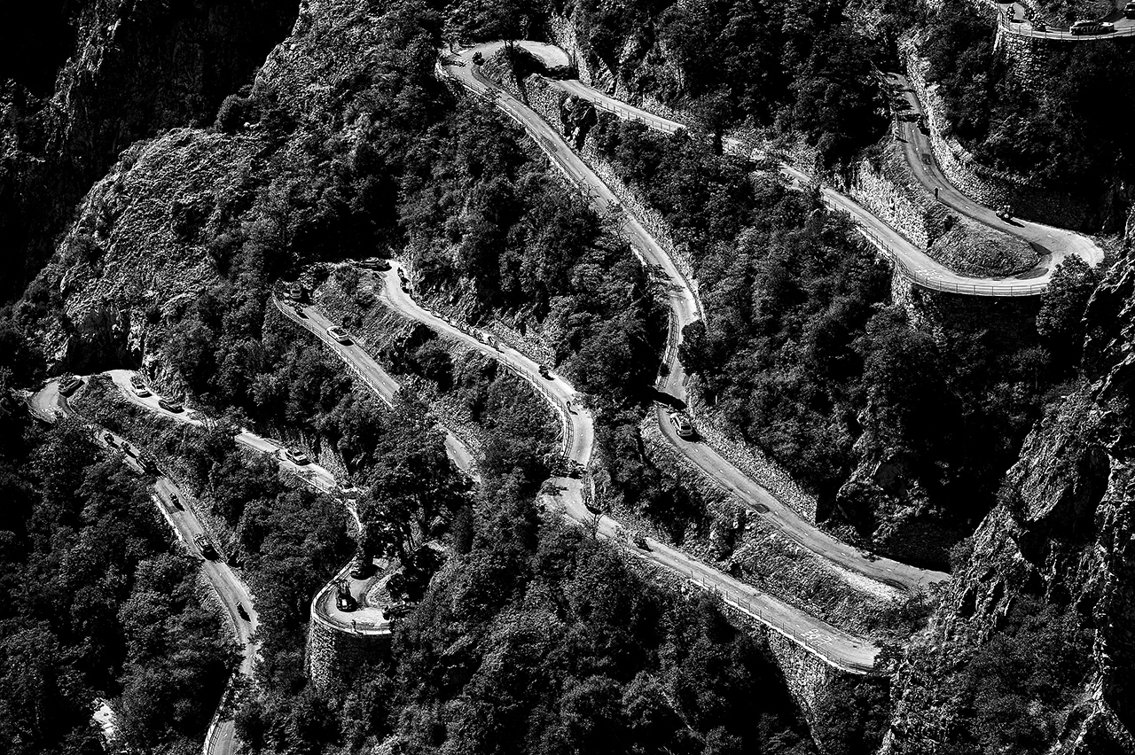 Cyclists climb the Lacets de Montvernier during the 186,5 km eighteenth stage of the 102nd edition of the Tour de France cycling race on July 23, 2015, between Gap and Saint-Jean-de-Maurienne, French Alps.  AFP PHOTO / ERIC FEFERBERG