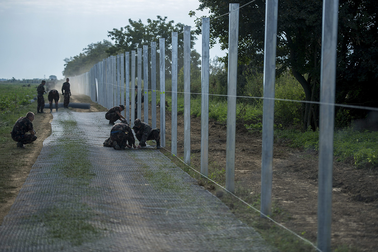 Nem tökölnek a gyodával, rögtön a három és fél méteres kerítést építik a horvát határon