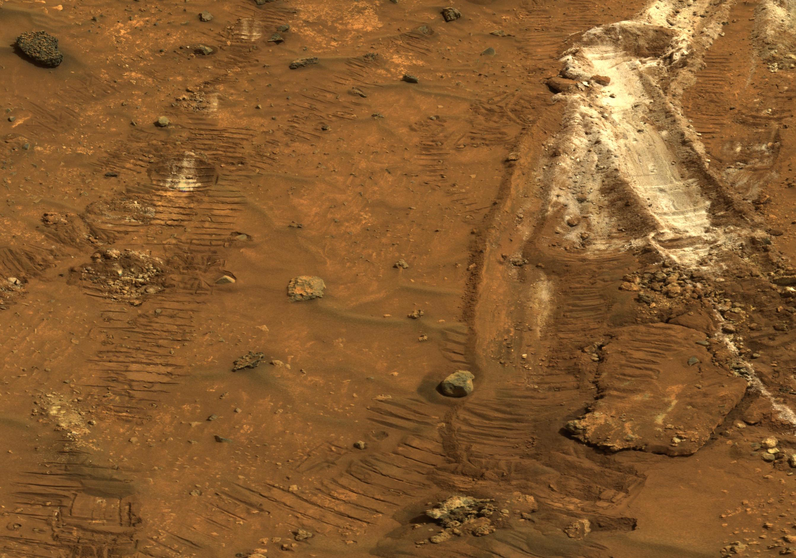 A Spirit marsjáró 2008-as felvételén látható fehér kovasav lerakódást egy hőforrás hagyhatta hátra. Forrás: NASA/JPL