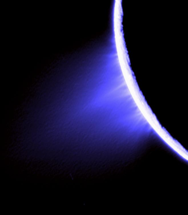 Az Enceladus gejzírjei a Cassini hamisszínes felvételén. Forrás: NASA/JPL
