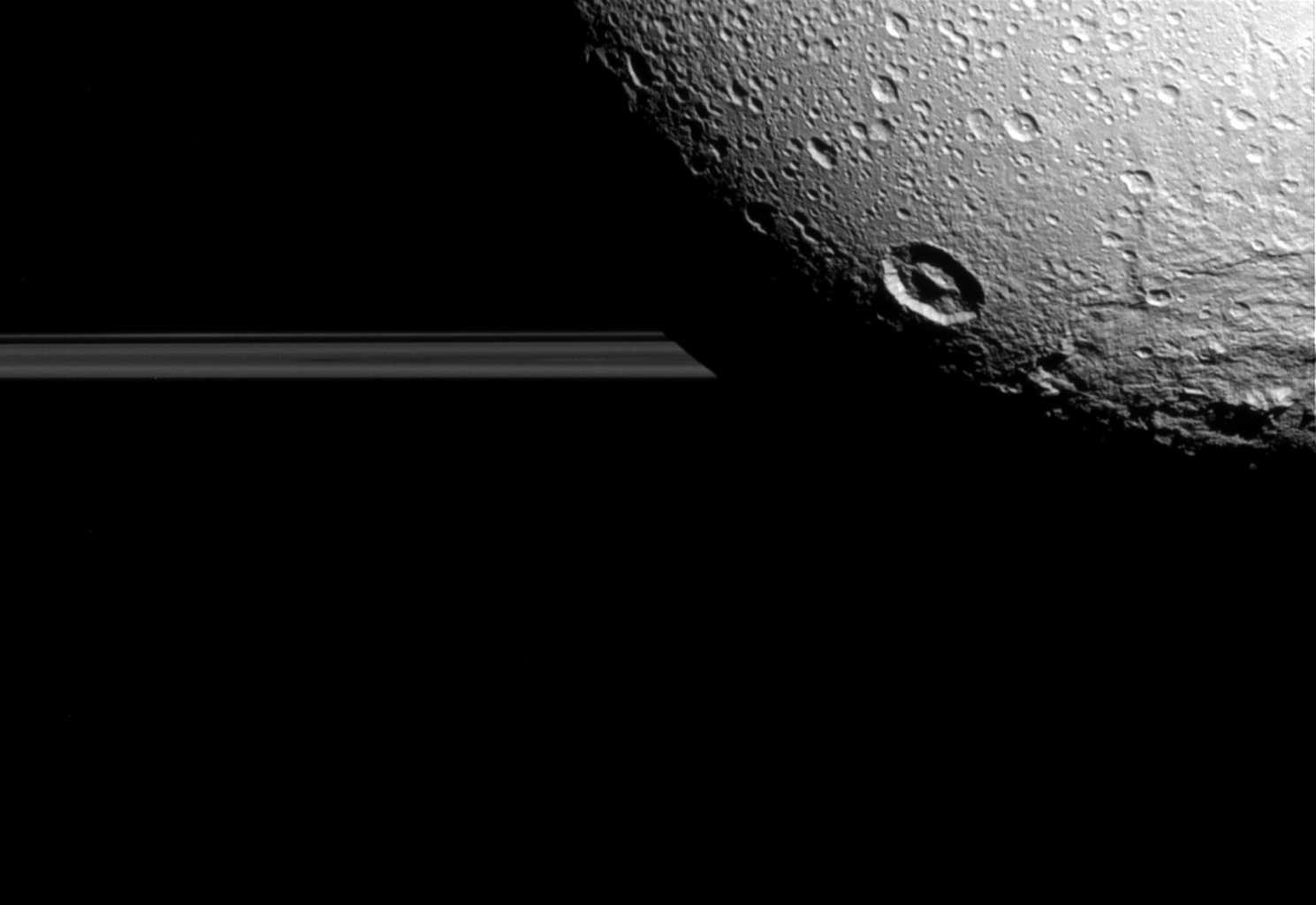 Utoljára repült közel a Cassini a Szaturnusz Dione holdjához