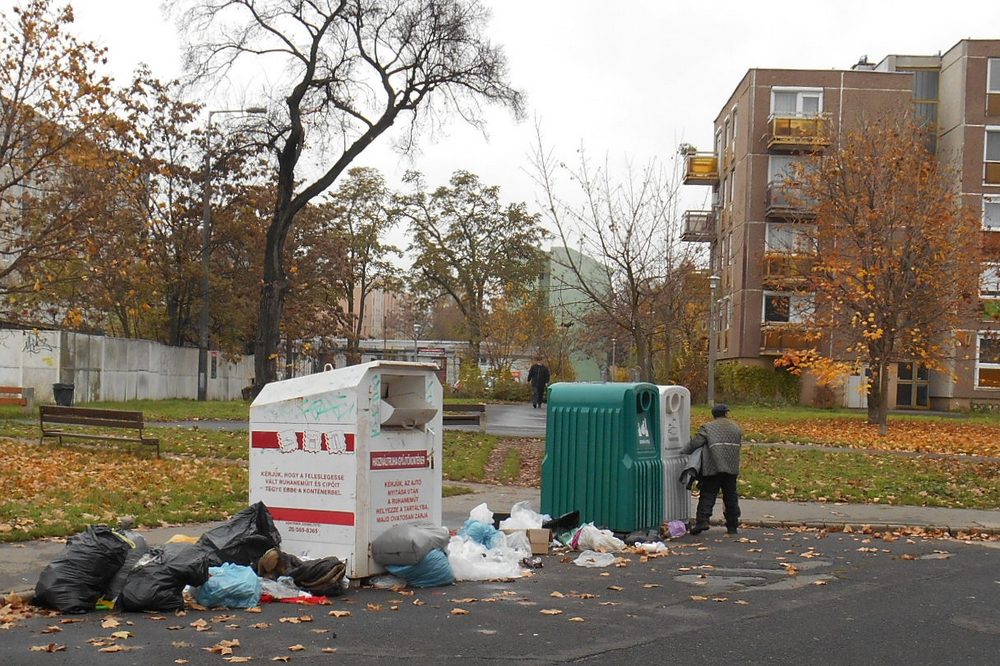 Újpesti gyűjtősziget, élőszereplővel