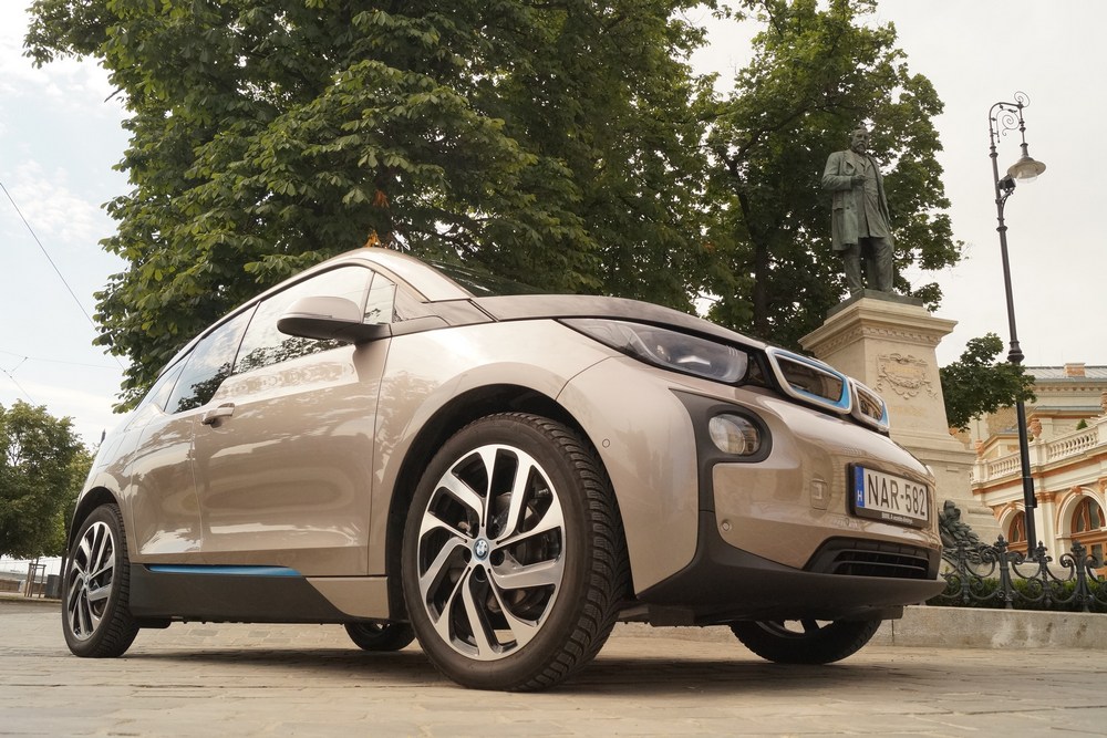 A BMW i3 alapára 11,83 millió forint. A kiegészítő benzinmotorral felszerelt, normál használatra is alkalmas REX változat 13,47 millióról indul