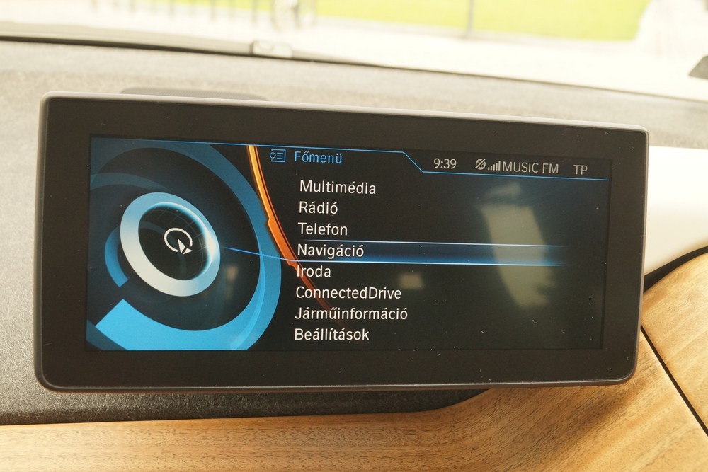 Az i-Drive, a BMW infotainment-rendszere ugyanazokat tudja, mint a füstölgő BMW-ké. Felárért Harman-Kardon hifi is kerülhet a villanyautóba, tehát nem csak a csekély motorhang miatt szólt olyan jól az a rádió