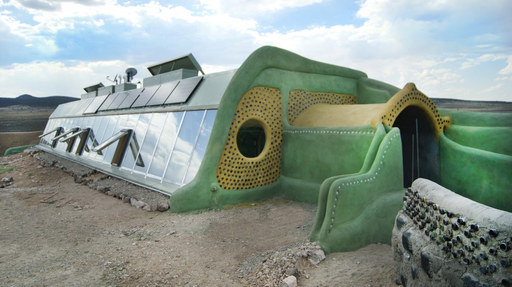 Hulladékokat is felhasználva épült ez az Earthship ház