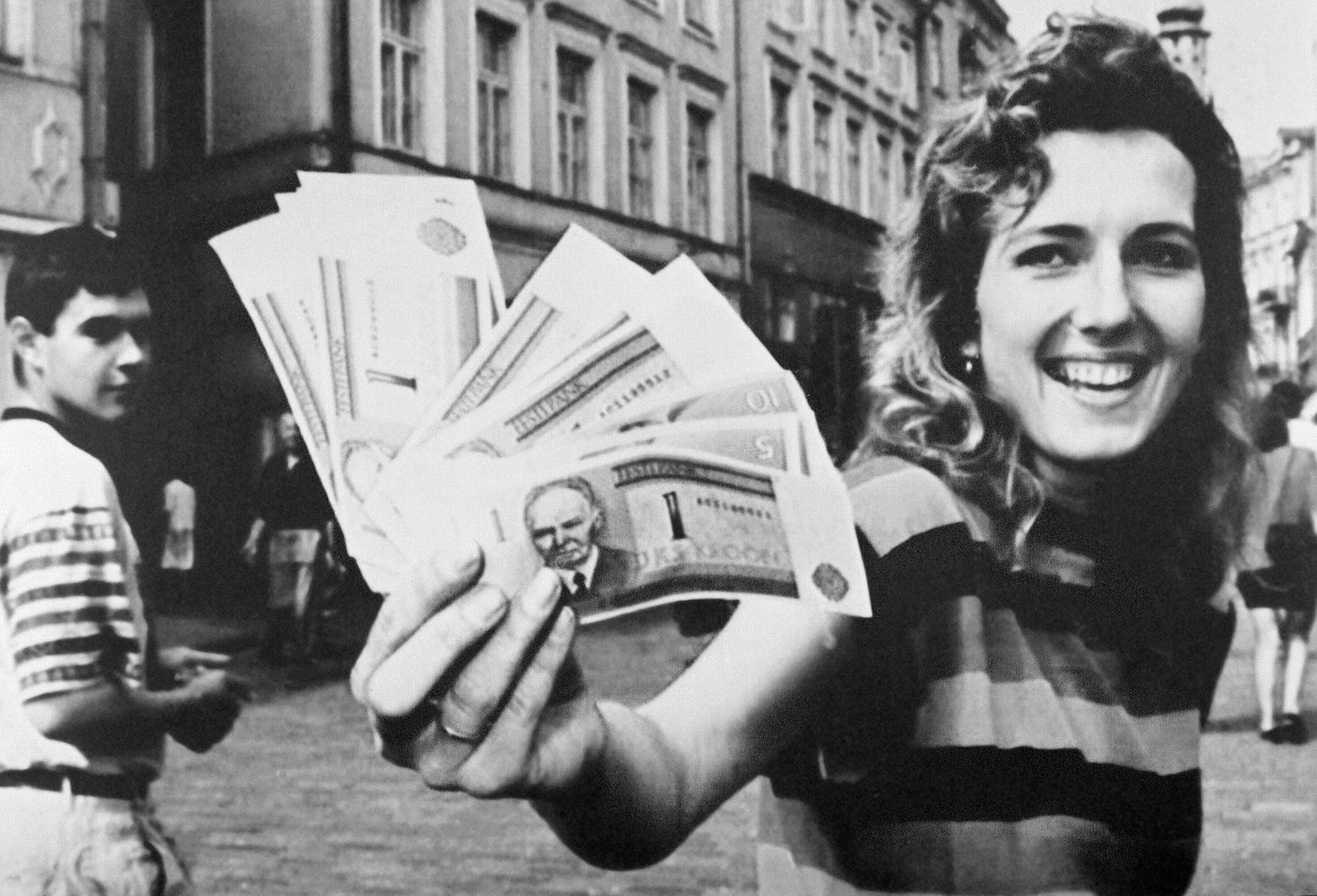 Észtország, 1992: Egy fiatal nő mutatja az új észt valutát, a koronát, amely felváltotta az orosz rubelt.