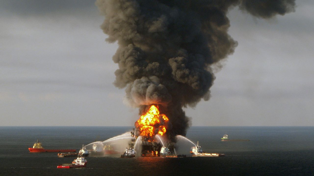 Az amerikai parti őrség hajói oltják a tüzet a Deepwater Horizon fúrótornyon bekövetkezett robbanás után. AFP PHOTO/US COAST GUARD