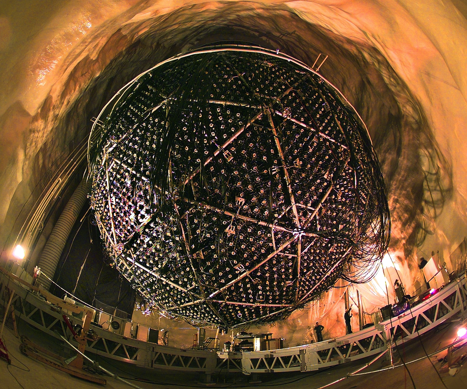 A Sudbury Neutrino Observatory hatalmas külső tartálya, amit a bányaüreg tetejéről lógatnak.