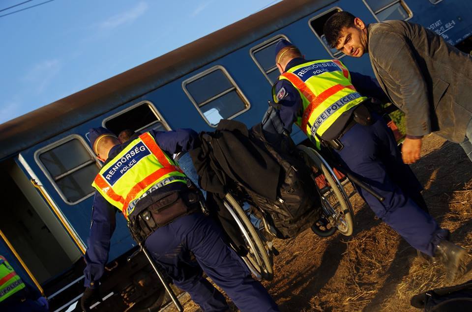 Magyar rendőrök segítették fel a kerekesszékes menekültet a vonatra