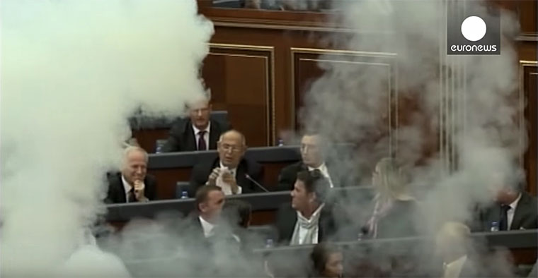 Könnygázzal vetett véget a parlamenti ülésnek egy koszovói képviselő