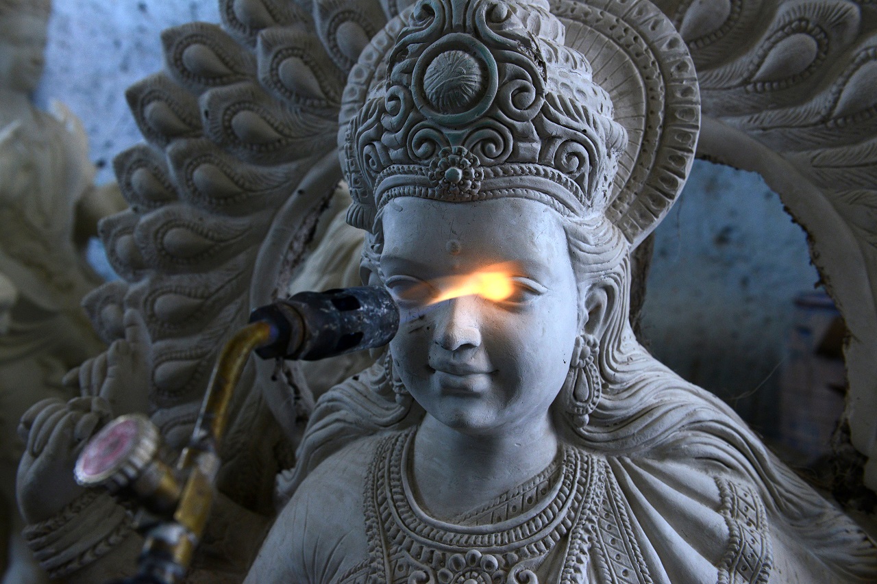 Lángszóróval szárítják a hindu istennő, Durga szobrát