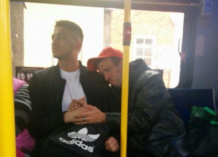 Egy kis emberség: ez a 22 éves kanadai srác hagyta, hogy a tömött buszon fogja a kezét egy értelmi fogyatékos férfi