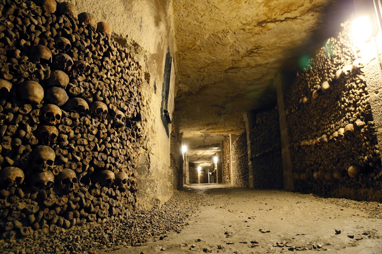 Az Airbnb Halloweenra kibérelte a párizsi katakombákat