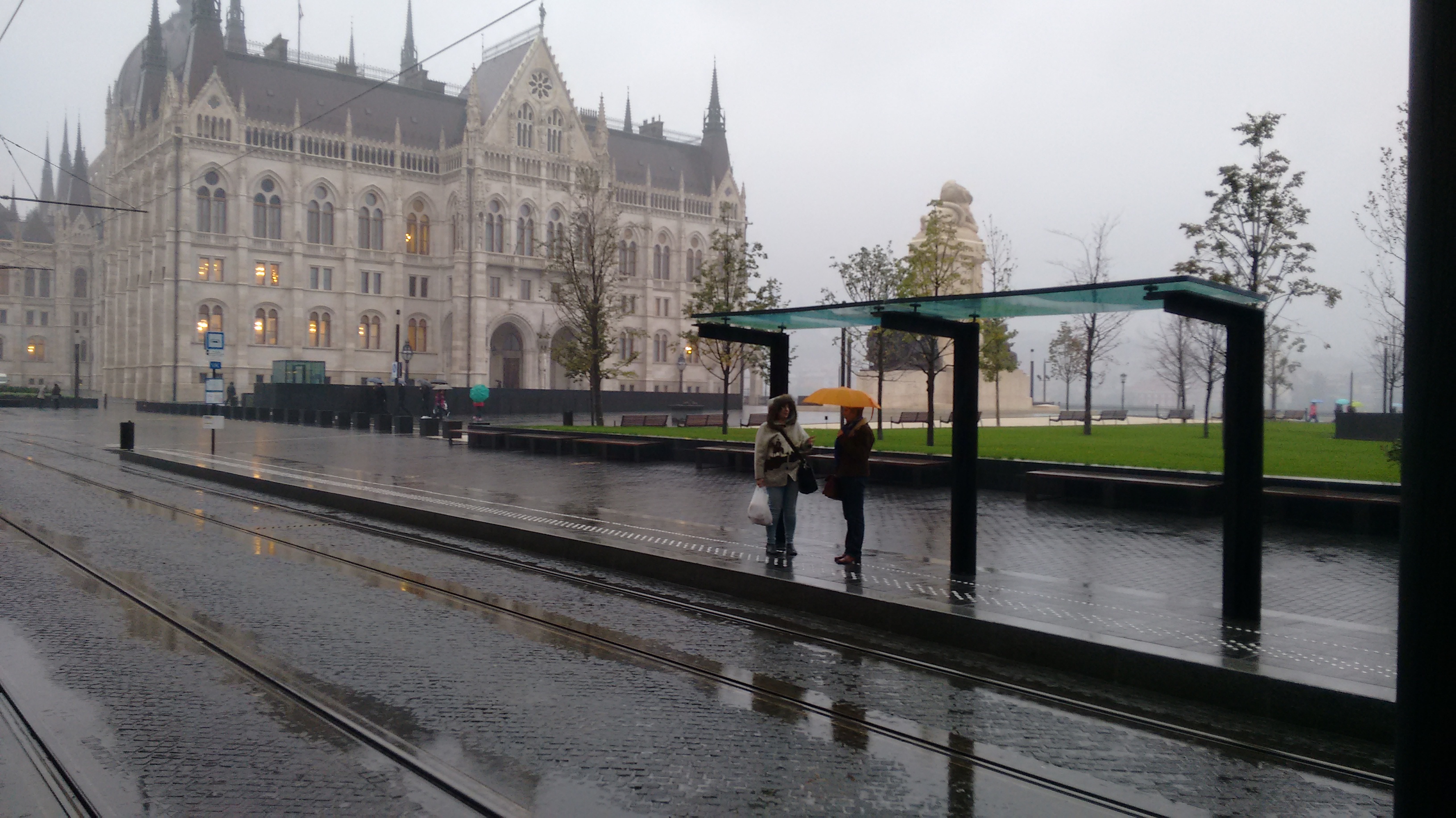 Esőben semmi értelme a Kossuth téri fedett villamosmegállóknak